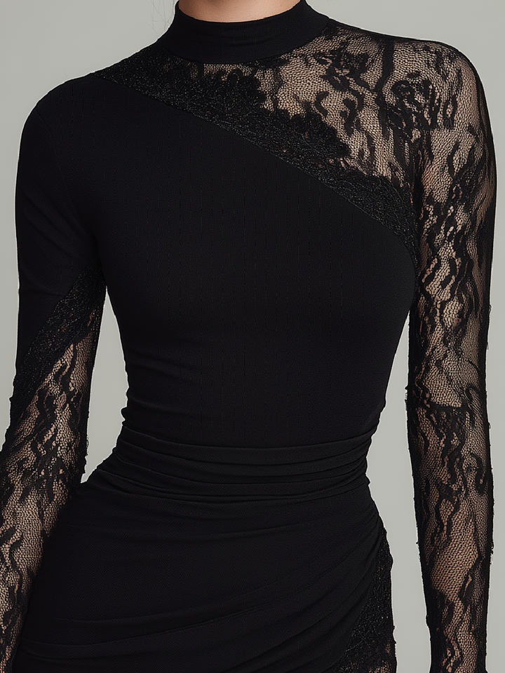 Czarna Sukienka Mini z Turtleneck, Koronką i Asymetrycznym Tiulem z Długim Rękawem