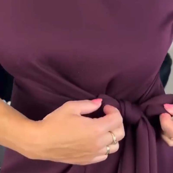 Alina - Elegancka sukienka z wiązaniem i delikatnym rozcięciem